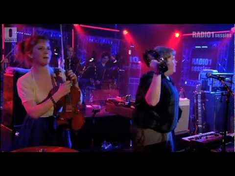 School is Cool - 'The world is gonna end tonight' // Radio 1 Sessies