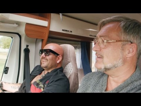 Jonas och Tony Irving skämtar om Burgsvik  - Camping Queens (Sjuan)