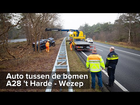 Auto tussen de bomen op de A28 't Harde - Wezep - ©StefanVerkerk.nl
