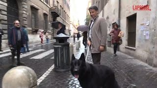 Conte al voto con il cane, ma dimentica la tessera elettorale