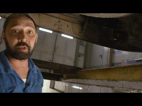 Почему у КАМАЗа 5490 перегорает лампа и плавится штекер на передней правой фаре?