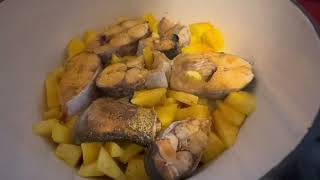 Cooking fish with pineapple