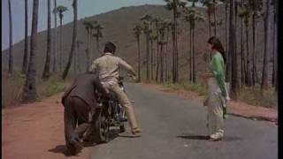 Ek Duje Ke Liye Romantic Scene - Kamal Hasan's First