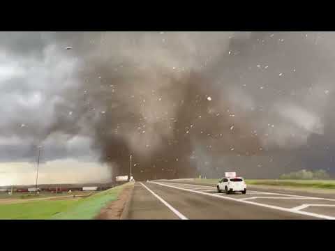 A tornado crosses a road near Lincoln (Nebraska, USA, 04/26/2024).