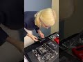 Моя девушка собирает компьютер