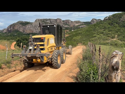 patrol new holland  da prefeitura laminando estradas nas em serras de são bento rn