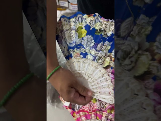 Vídeo relacionado con Abanico Plegable LED: El complemento Fiestas, Festivales, Discotecas y conciertos de música (Rojo)