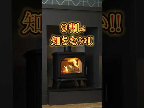 foyer-extérieur-cheminée-moderne-piscine-chaises-longues