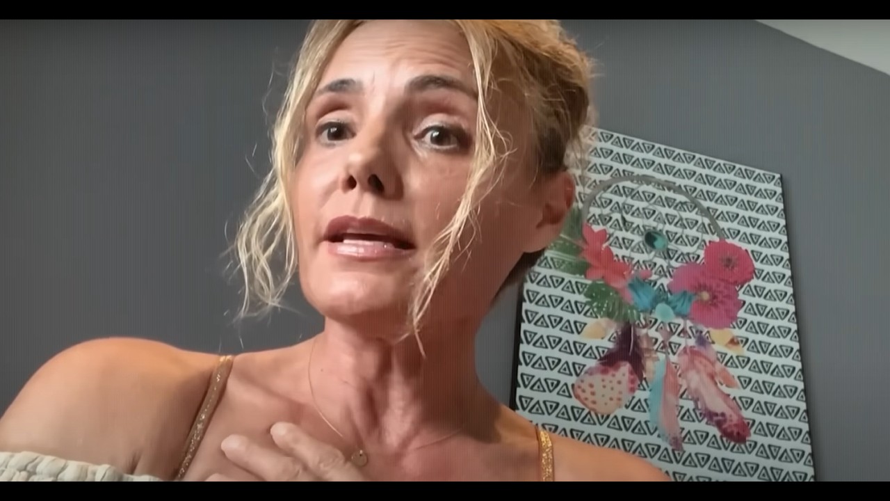 Une femme arnaquée par un faux Brad Pitt - La Story - C à Vous