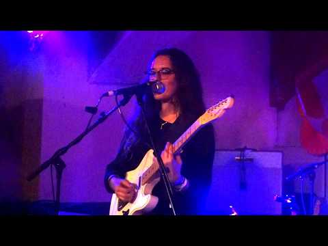 Veronica Fusaro - Never getting down (live @ Waves Vienna 2017)