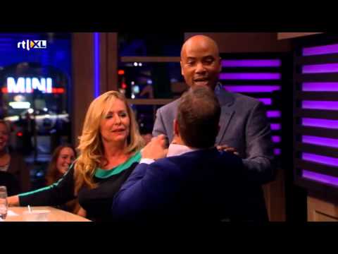 Humberto showt hoe een echt filmkus eruit ziet - RTL LATE NIGHT