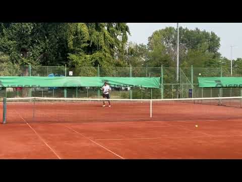 Иван Иванов загрява на кортовете на ТК”Локомотив” Пловдив, преди срещата с Финландия