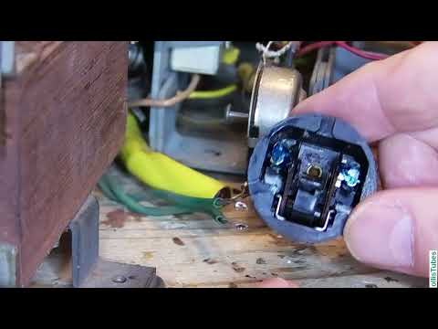 [139] Reinigen von Netzschalter und Potenziometer mit Wellenschalteröl (aus Video [138])