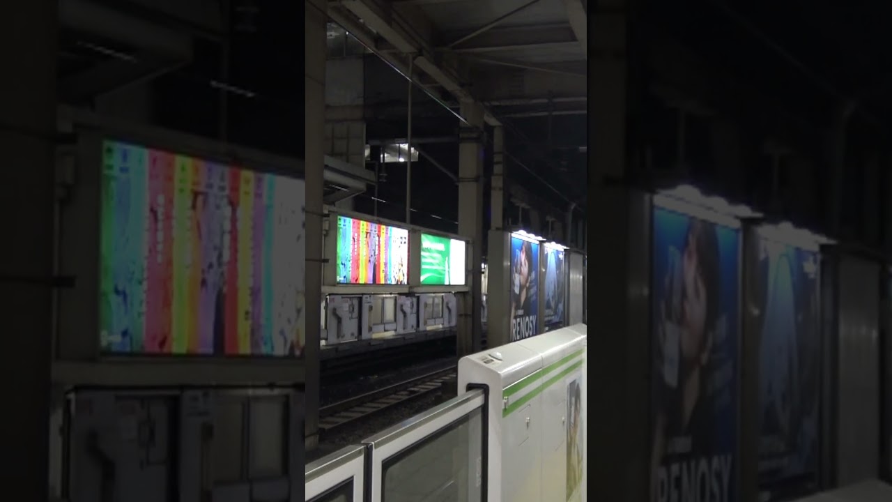 休日夜の秋葉原駅を出発していく京浜東北線南行E233系と山手線内回りE235系