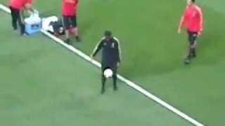 ロナウジーニョが試合前に見せたスーパートラップ!