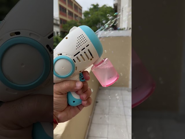 Vídeo relacionado con Bubble World - Party Pack, 12 tubos de 60 ml de burbujas de jabón 414.0720000, a partir de 3 años.