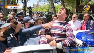 Քաշքշուկ ոստիկանների և ԿԲ-ի դիմաց բողոքի ակցիա անող քաղաքացիների միջև
