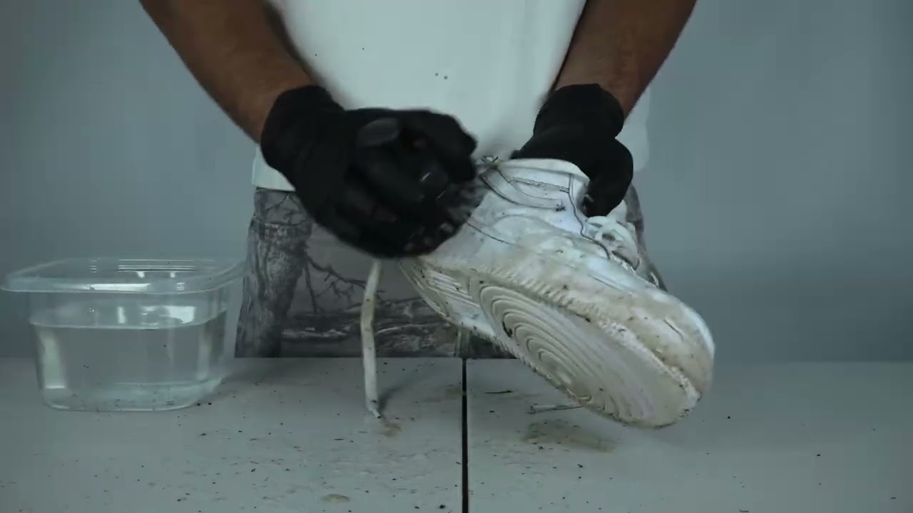 How-To: Clean your shoes with the Revitalyzr Premium Kit