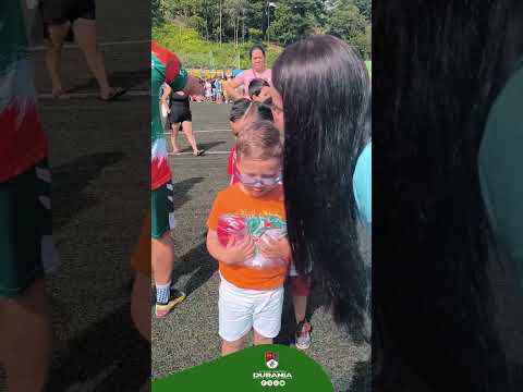 🧒🏽Niñas, niños y jóvenes de las Escuelas de Formación Deportiva en ⚽fútbol reciben uniformes.