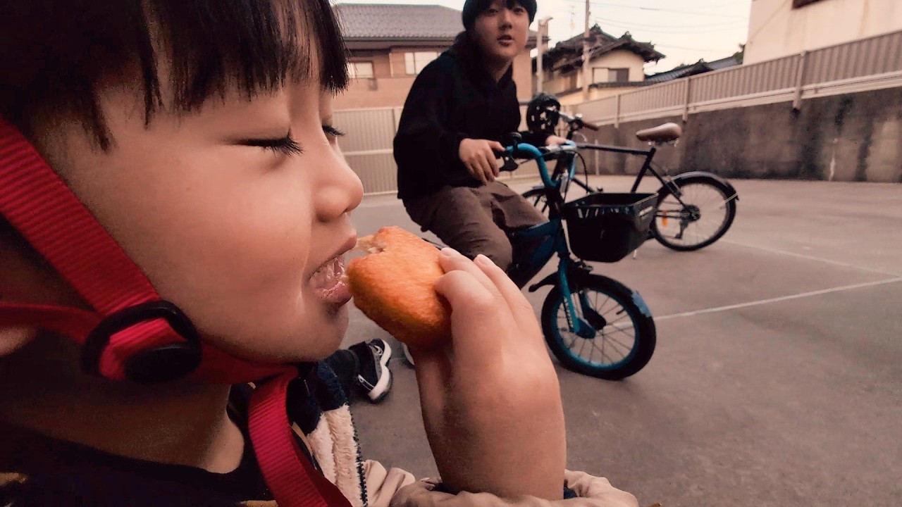 どんちゃんの自転車がパンク  お菓子を貰い喜びの舞  お菓子を兄たちに一口でつ奪われて泣きたいところに、落とすというさらなる災難に見舞われるどんちゃん　#2283