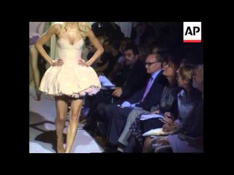 London Fashion Week kicks of with 1 minute silence.