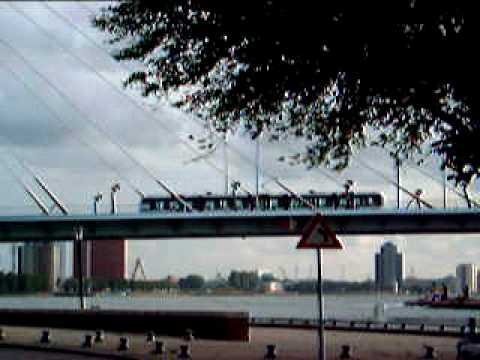 RET Tramlijn 20 of 25 rijdt over Erasmusbrug.
