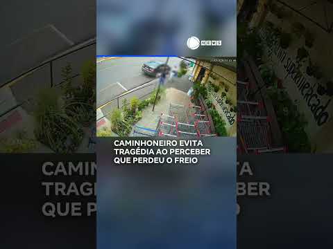 Caminhoneiro evita tragédia ao perceber que perdeu o freio. 📲 #RecordNews #Shorts