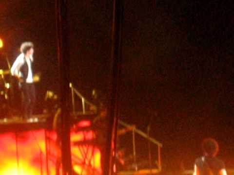 jonas brothers burning up nicks ariel!!