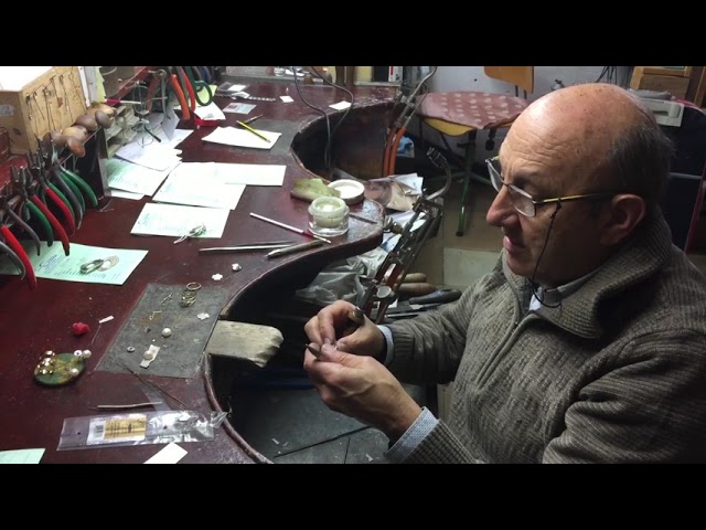 Vídeo relacionado con YAHUNI Juego de joyas de trébol de la suerte de cuatro hojas, chapado en oro de 18 quilates, juego de joyas con colgante de trébol de cuatro hojas, collar, pendientes, pulsera, esmalte, juego de joyas