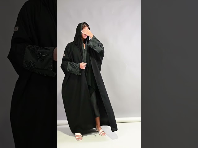 عباية كريب بكم زيتي وتطريز يدوي سيفين ونخلة