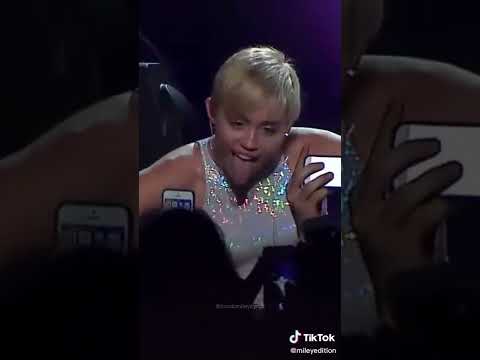 Miley asking a fan to take a pic of her to see how she Looks like 😭 #shorts #mileycyrus #fyp