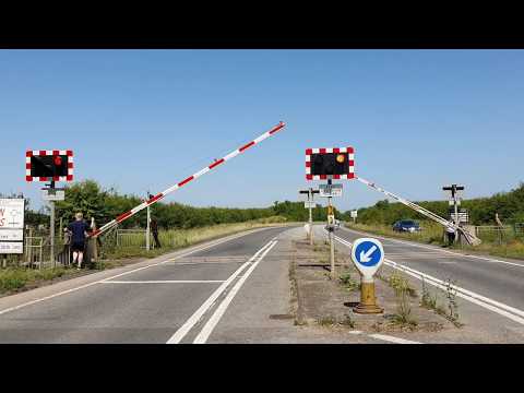 (4K) Rare Crossing, Heritage Railway at Wallingford Level Crossing, Oxfordshire