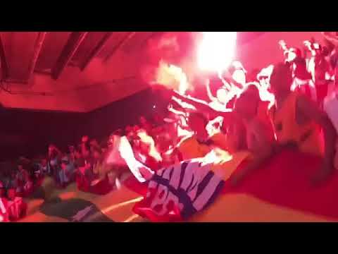 "Va caeeer, va caeeeeer FRENTE ROJIBLANCO SUR ( Junior de Barranquilla )" Barra: Frente Rojiblanco Sur &bull; Club: Junior de Barranquilla