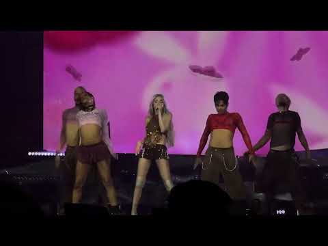 Kenia Os ft El Malilla - Un Besito (Palacios de los deportes)