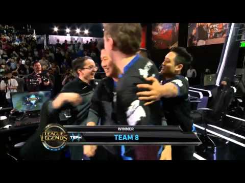 Slooshi throws MapleStreet's shoes into the crowd