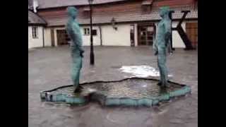 preview picture of video 'Praga famosa fontana: cerny peeing statues, museo kafka  Praga'