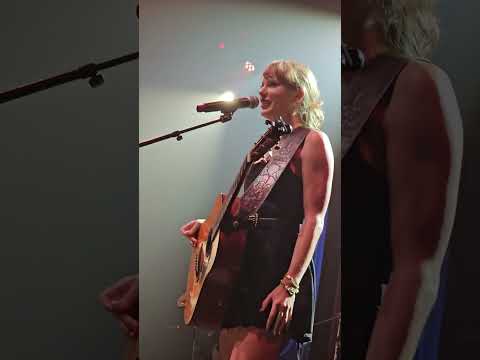 Kane Brown and Taylor Swift performance live!