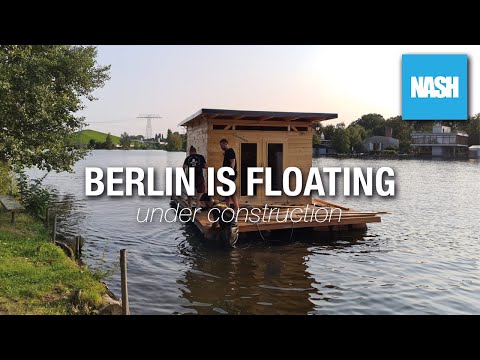 Berlin is floating - Karpfenangler bauen ein Hausboot an der Spree