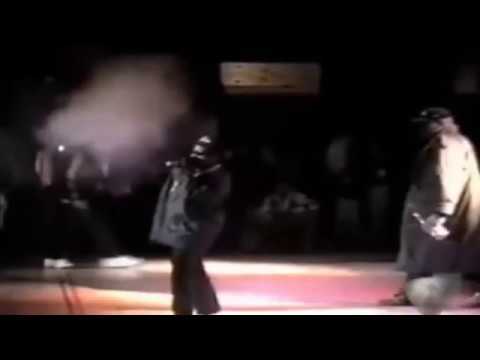 Eazy-E atirando para cima em show (1989)