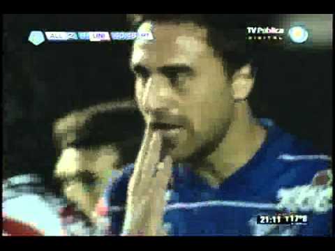 Tremenda piña de Cristian Núñez a Matías Lequi