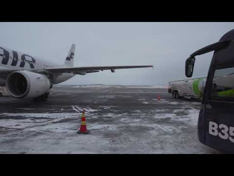 Finlândia, Helsinque, viagem de ônibus do aeroporto do portão até o avião Finnair + embarque