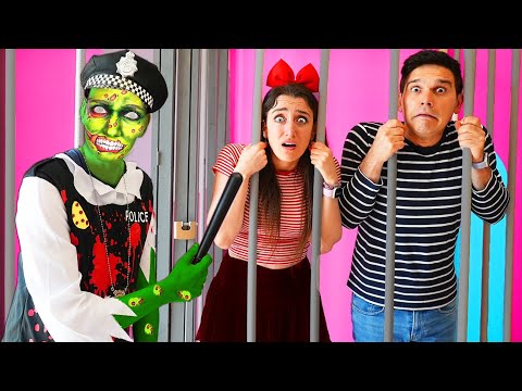 SCAPPIAMO DAL POLIZIOTTO ZOMBIE NELLA VITA REALE AL PARCO GIOCHI!SCAPPA DALLA PRIGIONE ESCAPE ROOM!!