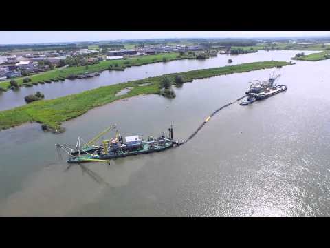 Cutterzuigers Seine en Olst bageren in de IJssel