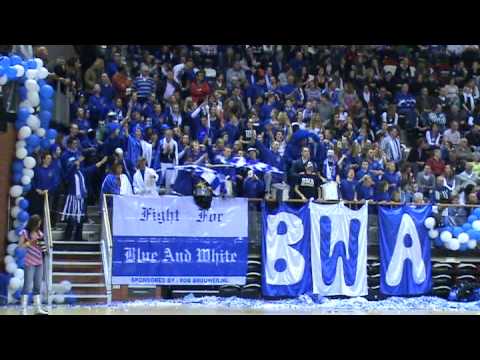 Een timeout bij 9-7 en de Blue White Army gaan fantastisch te keer!