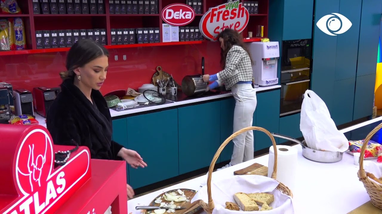 Çne ti me atë?/ Kiara dhe Diola bisedojnë teksa gatuajnë