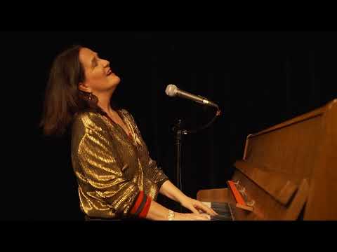 image : Caroline Harvey chante "Il jouait du piano debout"