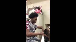 Teen Born With Four Fingers Plays Original Song on Piano - 989162