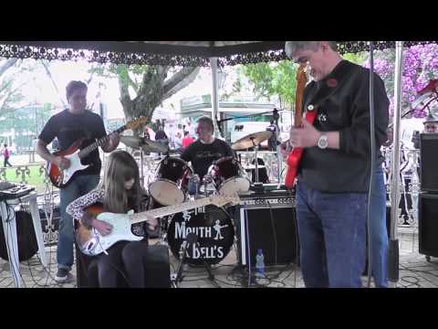 Lorena Braco -- (9 anos) -- guitarra -- tocando "O Milionário" com The Mouth Bell´s