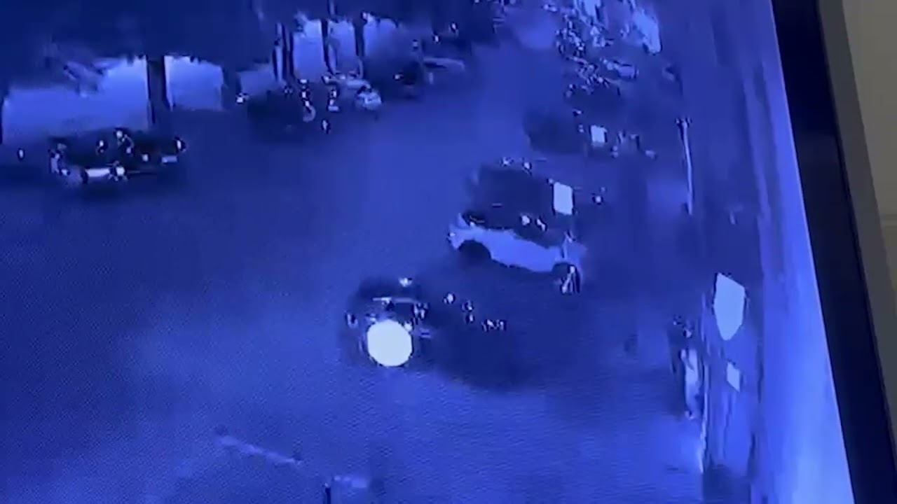 Il video dell'aggressione a Prato: cameriere 23enne accoltellato da 16enne fuori dal ristorante