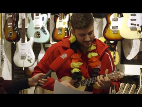 Maxi Kleber sings and plays guitar. Romance alert at FC Bayern Basketball